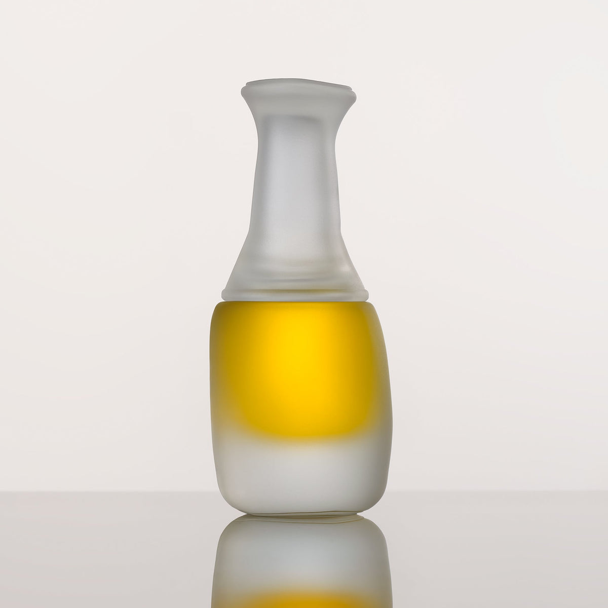 Less Face Oil – Flakon aus mattiertem Glas mit goldgelbem Gesichtsöl